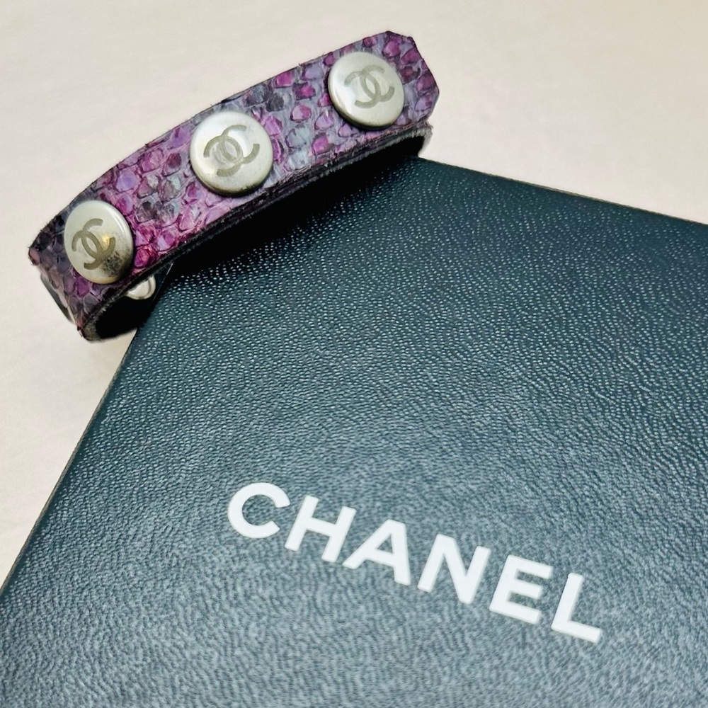 CHANEL EUC Vtg Exotic Purple Iridescent Python Snap CC Bracelet